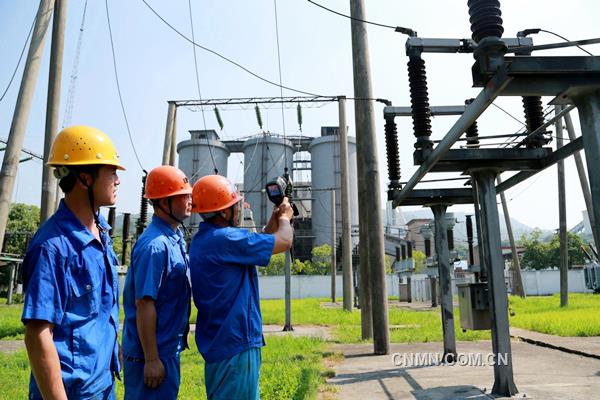7月25日上午，正是高溫天氣，銅陵有色金屬（集團(tuán)）公司安慶銅礦電氣維護(hù)人員正在用紅外線測(cè)溫儀對(duì)供配電設(shè)施進(jìn)行溫度檢測(cè)，確保安全供電。據(jù)了解，連續(xù)高溫天氣以來，安慶銅礦采用通風(fēng)、物理降溫、定時(shí)點(diǎn)檢、加強(qiáng)維護(hù)保養(yǎng)等多種舉措，確保設(shè)備運(yùn)行正常，保證了安全生產(chǎn)。