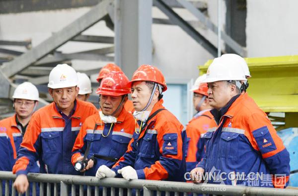 7月20日至22日，中鋁公司黨組成員、副總經(jīng)理、中國銅業(yè)董事長劉建平，到云銅集團(tuán)下屬普朗銅礦、涼山礦業(yè)鼎立公司、迪慶礦業(yè)現(xiàn)場調(diào)研。中國銅業(yè)總裁武建強(qiáng)陪同。