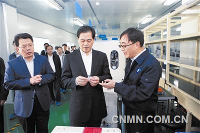 03、省委書記陳豪到云錫錫、銦新材料研發(fā)中心調(diào)研