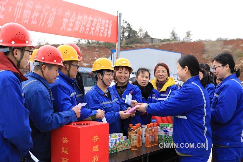 3月8日，銅陵有色銅冠礦建公司工會(huì)女工委在項(xiàng)目施工現(xiàn)場開展了以“安全保穩(wěn)定 巾幗在行動(dòng)”為主題的安全知識(shí)有獎(jiǎng)問答活動(dòng)?；顒?dòng)采取隨機(jī)抽題的方式，針對(duì)安全基本知識(shí)、崗位操作規(guī)程、事故應(yīng)急處理等進(jìn)行有獎(jiǎng)問答，并當(dāng)場向回答正確的職工發(fā)放紀(jì)念品?；顒?dòng)現(xiàn)場氣氛熱烈，職工們積極踴躍參與活動(dòng)，進(jìn)一步營造出“生命至高無上 安全人人有責(zé)”的安全文化氛圍。據(jù)了解，公司將女工活動(dòng)與安全生產(chǎn)并駕齊驅(qū)、相融互補(bǔ)的舉措，已連續(xù)開展3年，贏得了職工們的交口稱贊。