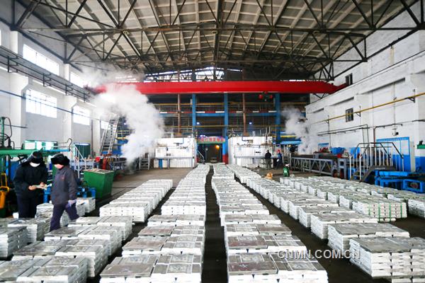有色金屬總量完成12.3萬噸，同比提高1.43%；化工產(chǎn)品總量完成24萬噸，同比提高9.15%；工業(yè)總產(chǎn)值實現(xiàn)41.7億元，同比增長20.62%；營業(yè)收入實現(xiàn)28.4億元，同比提高10.87%。在全面貫徹落實十九大精神的開局之年，面臨有色金屬市場的不利形勢，特別是原料極端困難和冬季嚴(yán)寒的挑戰(zhàn)，葫蘆島有色金屬集團(tuán)有限公司全體干部員工攻堅克難，積極化解，保持了公司生產(chǎn)經(jīng)營強(qiáng)勁勢頭，以出色的成績實現(xiàn)了首季“開門紅”。