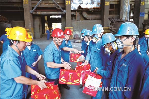 進(jìn)入7月中下旬，湖北省黃石地區(qū)持續(xù)達(dá)到37攝氏度以上高溫，一線崗位職工的身體狀況和工作環(huán)境緊緊牽動著企業(yè)領(lǐng)導(dǎo)的心。中國有色集團(tuán)出資企業(yè)大冶有色金屬集團(tuán)控股有限公司（簡稱：大冶有色）董事長、黨委書記、總經(jīng)理翟保金等領(lǐng)導(dǎo)班子成員分為6個慰問小組，分別到大冶有色下屬單位冶煉廠、銅綠山礦、銅山口礦等廠礦和輔助生產(chǎn)單位，給職工送上慰問金及西瓜、飲料、茶葉等防暑降溫物品，表達(dá)了企業(yè)對一線職工的關(guān)懷，讓職工感受到陣陣清涼。