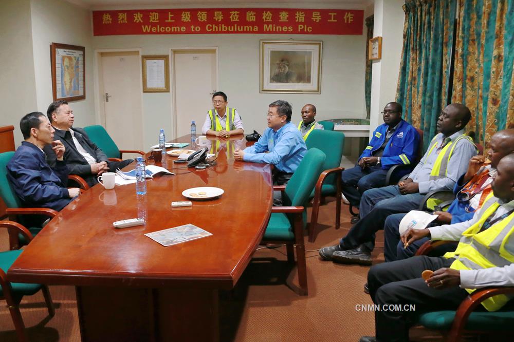 記者陪同中國有色集團副總經(jīng)理陶星虎在奇布魯馬礦山了解情況 (2)_副本