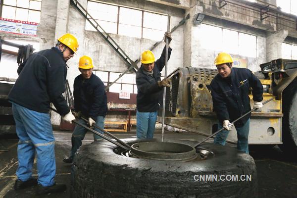 2019年伊始，銅陵有色安慶銅礦將設(shè)備管理和維護作為重點工作，加強設(shè)備的點檢和維修保養(yǎng)，保證設(shè)備運行狀況良好，為順利生產(chǎn)奠定基礎(chǔ)。圖為安慶銅礦采礦工區(qū)鏟運機維修班員工整修進(jìn)口鏟運機輪胎。
