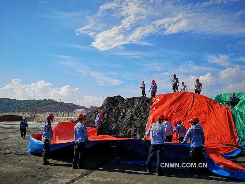 為避免天氣影響造成銅精礦損失和水分增加，進(jìn)一步加大保護(hù)沿海地區(qū)生態(tài)環(huán)境力度，中鋁東南銅業(yè)有限公司渣選廠組織黨員帶領(lǐng)群眾，同心協(xié)力，相互配合，為露天存放的銅精礦覆蓋篷布。紅色安全帽與篷布、藍(lán)色工作服與天空交相輝映，在作業(yè)現(xiàn)場筑成了一道亮麗的風(fēng)景線。