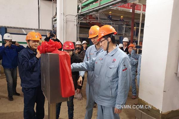 3月14日，湖南有色金屬控股集團有限公司銅鉛鋅產(chǎn)業(yè)基地鋅電解首輪出裝槽作業(yè)如期而至。9∶36，湖南有色副總經(jīng)理，株冶集團董事長、黨委書記黃忠民按下按鈕，剝鋅機干凈利落地鏟下了第一片析出鋅片，標志著鋅項目主流程全線拉通并成功產(chǎn)出合格析出鋅。