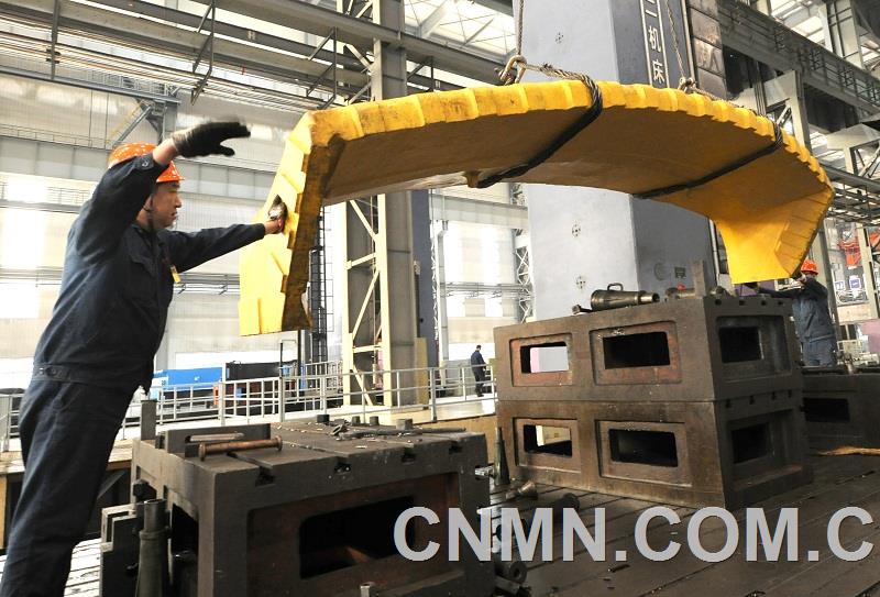 日前，中信重工機(jī)械股份有限公司與目前世界上最大的礦山、工程機(jī)械和建筑機(jī)械生產(chǎn)商簽訂新一批鏟斗頭部鑄件合同。