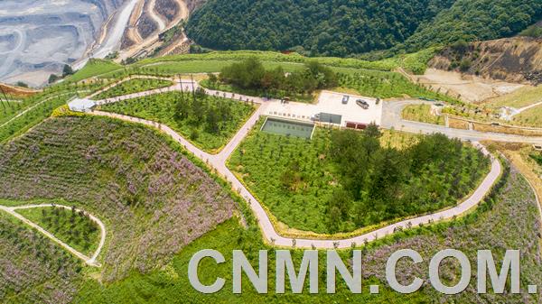 格桑花、杜鵑花、茶花……江銅集團(tuán)德興銅礦楊桃塢山頭姹紫嫣紅、山花爛漫。這里曾是一片不毛之地，堆滿廢石，寸草難生。如今，運(yùn)用生態(tài)修復(fù)的最新技術(shù)，裸露的山頭涅槃成為生態(tài)公園。