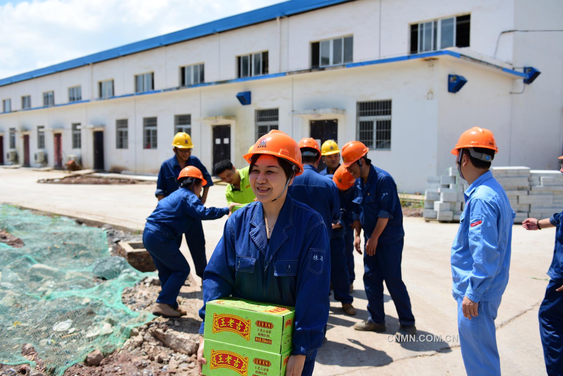 日前，在新生產(chǎn)基地，株洲冶煉集團股份有限公司2019年度首次高溫送清涼行動拉開序幕。