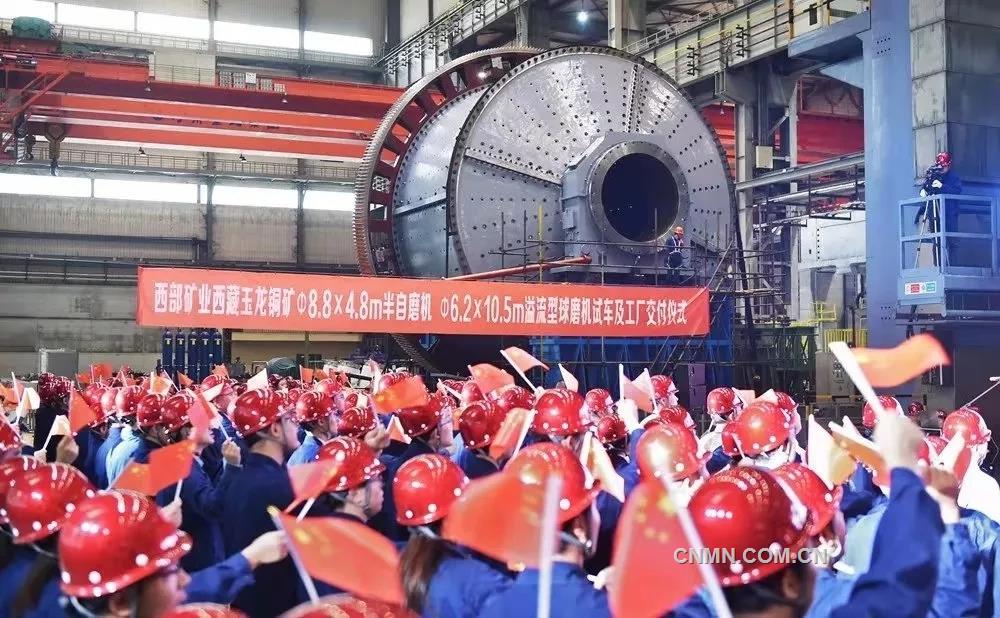 9月19日，為玉龍銅礦改擴建工程量身定制的特大型礦區(qū)國際高端礦業(yè)裝備——Φ8.8×4.8m半自磨機和Φ6.2×10.5m溢流型球磨機在中信重工順利完成試車，部分設備已運抵玉龍銅礦改擴建工程現場。