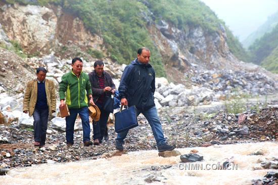 頭條 跋山涉水只為貧困戶早日脫貧。尹永權 攝_副本