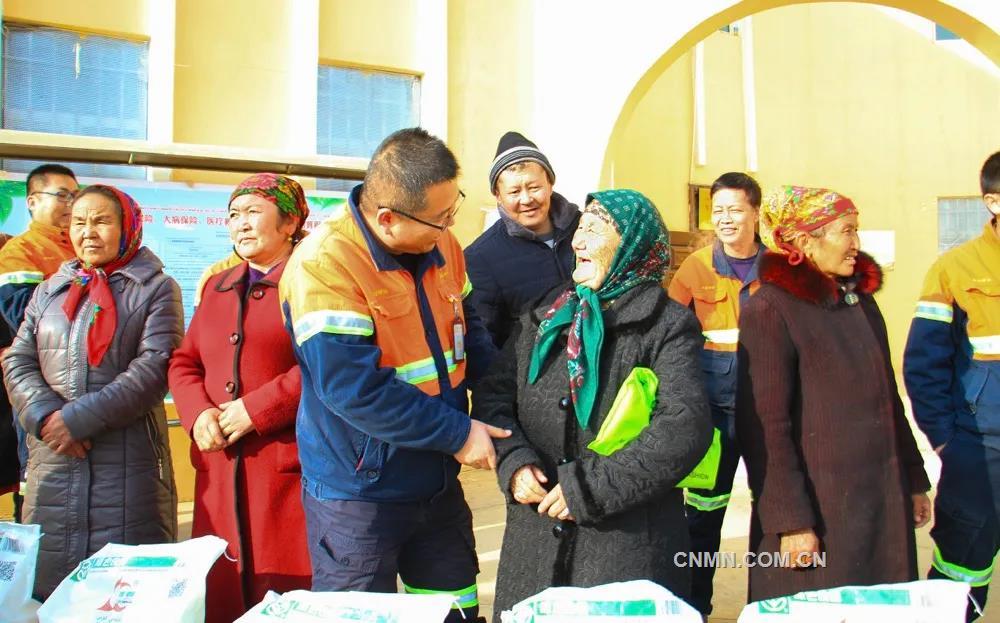 烏恰縣素有“西極”之稱，行政區(qū)劃屬于新疆克孜勒蘇柯爾克孜自治州，是國家劃定的深度貧困地區(qū)。這里年均降水量172毫米，蒸發(fā)量2500毫米，集氣候惡劣、民族地區(qū)、邊疆地區(qū)為一體，是全國脫貧攻堅的主戰(zhàn)場之一。