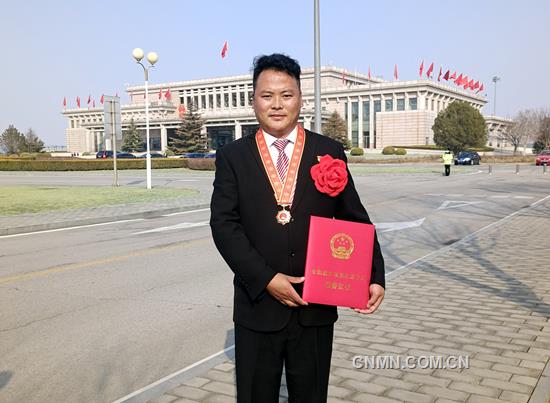 云南銅業(yè)迪慶礦業(yè)的藏族員工都吉走進(jìn)人民大會堂，親耳聆聽習(xí)近平總書記“我國脫貧攻堅戰(zhàn)取得了全面勝利”的莊嚴(yán)宣告，并接受“全國脫貧攻堅先進(jìn)個人”榮譽(yù)表彰。