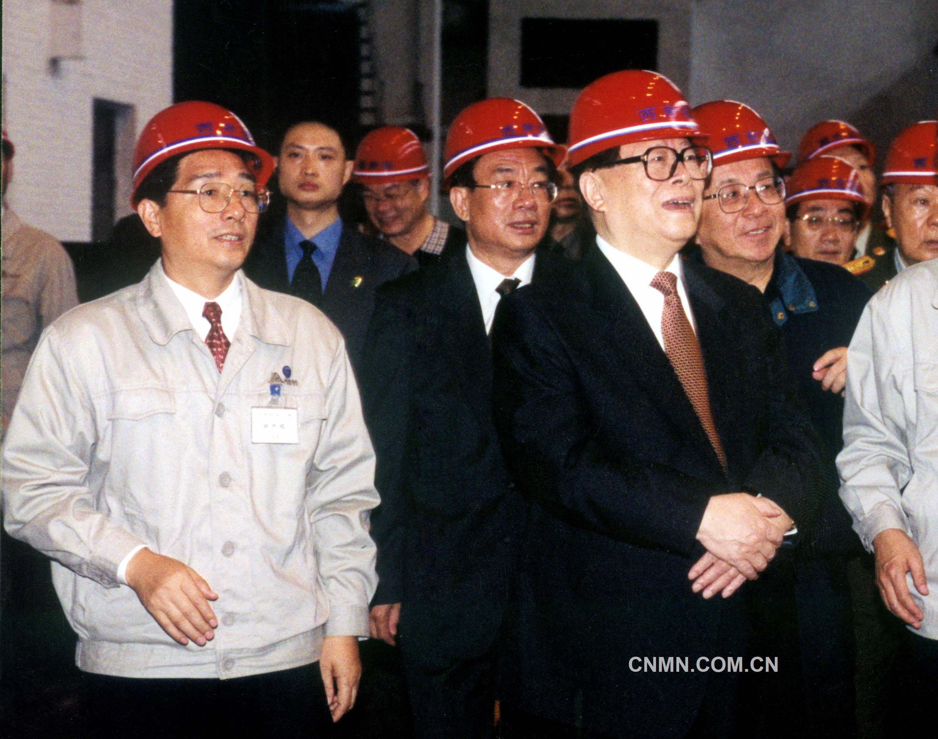 2002年5月22日，江澤民視察西南鋁。（李影攝）