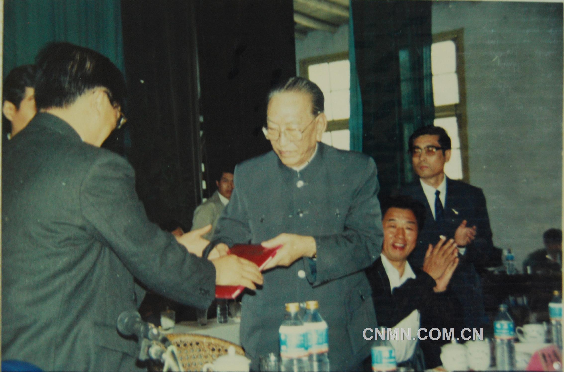 1991年10月，耿飚回到闊別65年的水口山，欣然接受“水口山功勛礦工”榮譽(yù)稱號(hào)。