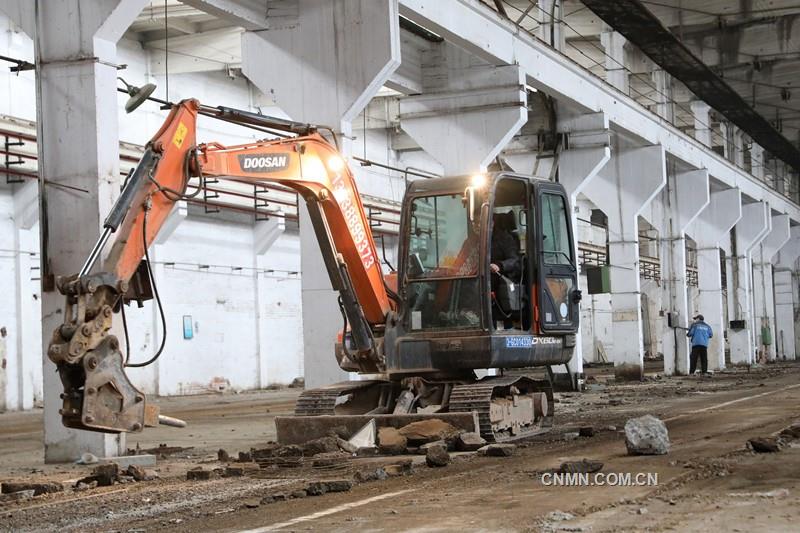 近日，在洛陽銅業(yè)占地4796平方米的原裝備技術(shù)公司工具車間閑置廠房內(nèi)，一臺鉤機在車間內(nèi)來往穿梭、平整地坪——洛陽市花卉市場搬遷地正在如火如荼地施工中。
