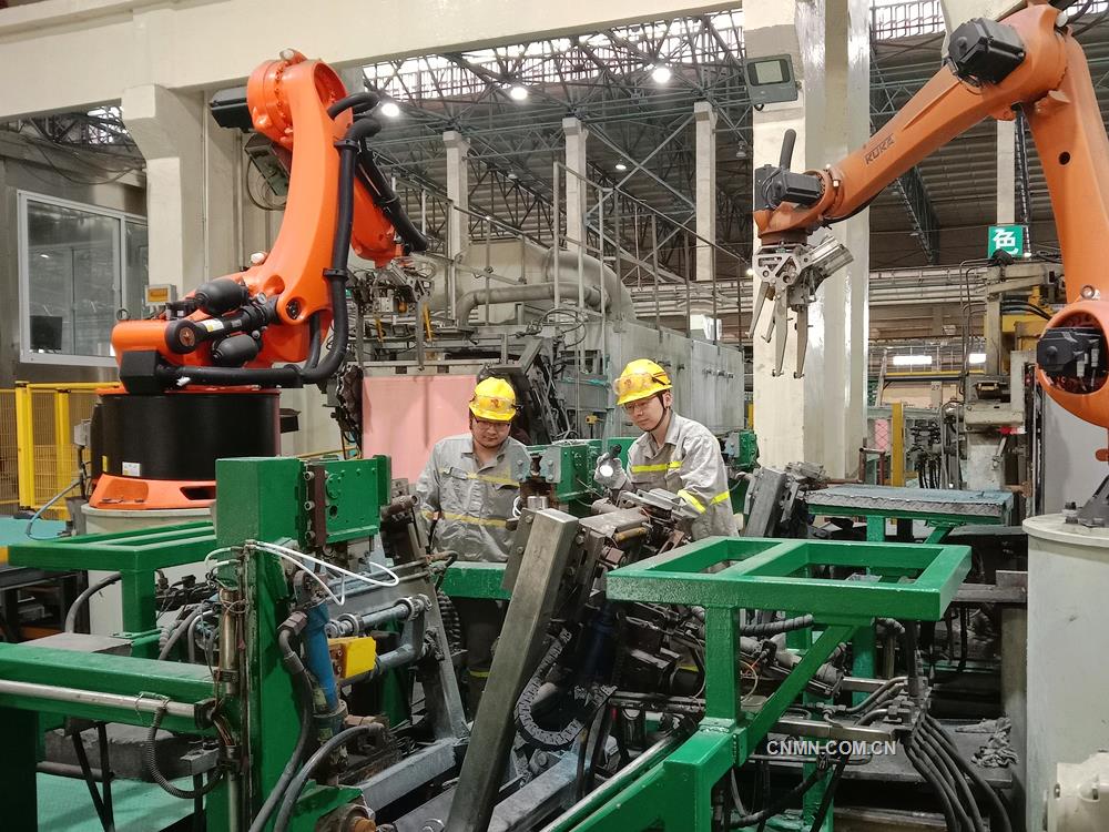 日前，銅陵有色金冠銅業(yè)分公司雙閃電解車間協(xié)同保全點檢人員對電解剝片機組等設(shè)備進行聯(lián)合點檢，及時消除故障隱患，強化設(shè)備日常潤滑維保，不斷鞏固提升設(shè)備作業(yè)效率，保障安全高效生產(chǎn)。