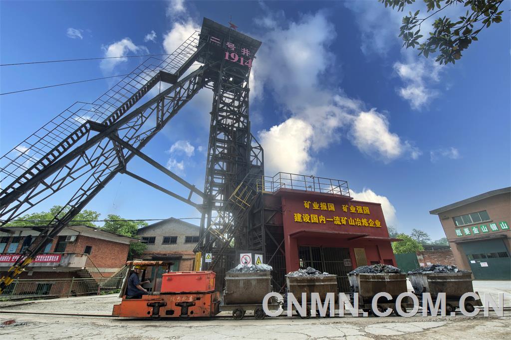 水口山鉛鋅礦二號(hào)豎井，開拓于1914年的，1958年，雙箕斗設(shè)施完成，國(guó)內(nèi)最早的底卸式箕斗