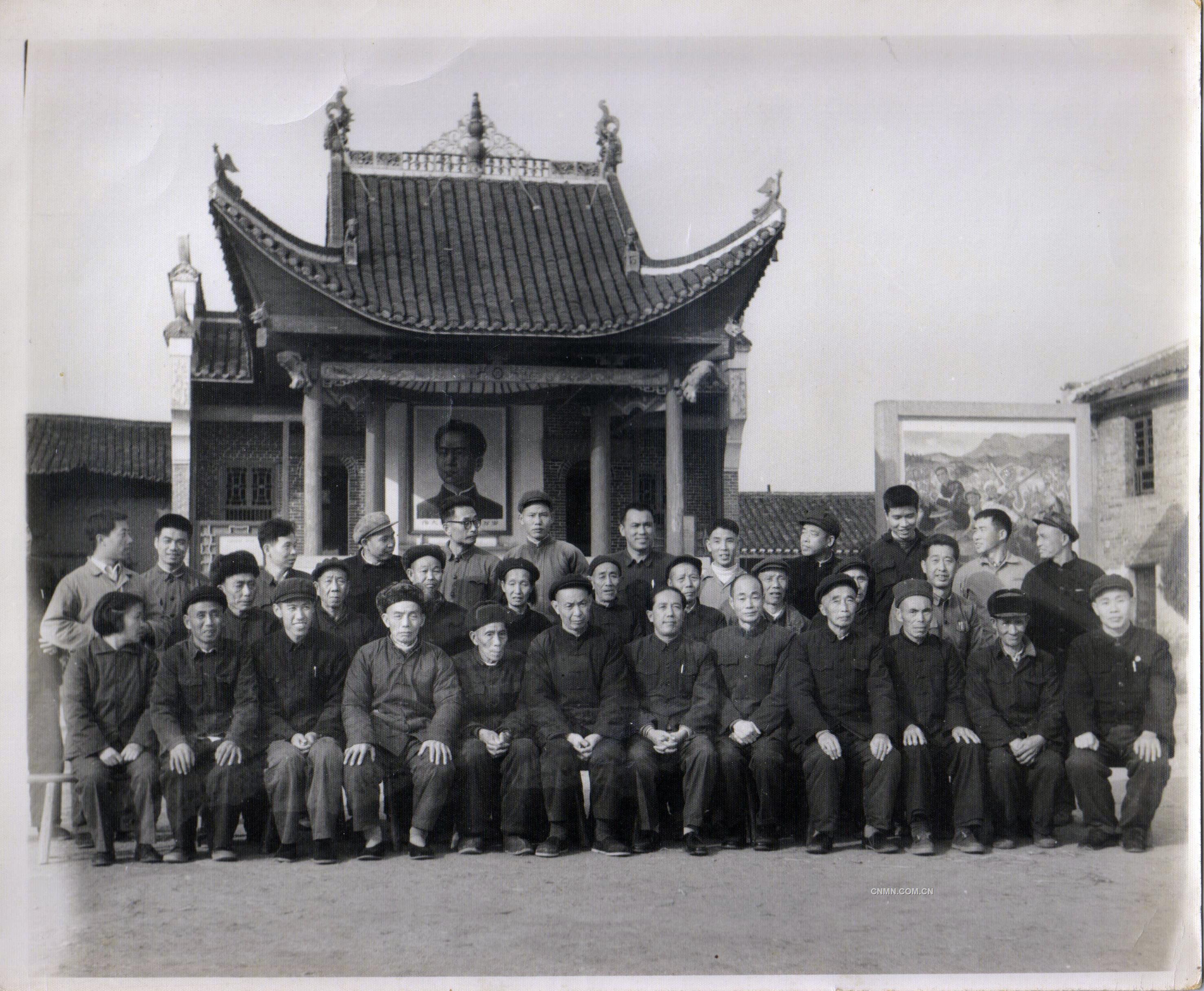1973年，劉亞球參加水口山早期革命斗爭(zhēng)的老同志座談會(huì)（前排左六）