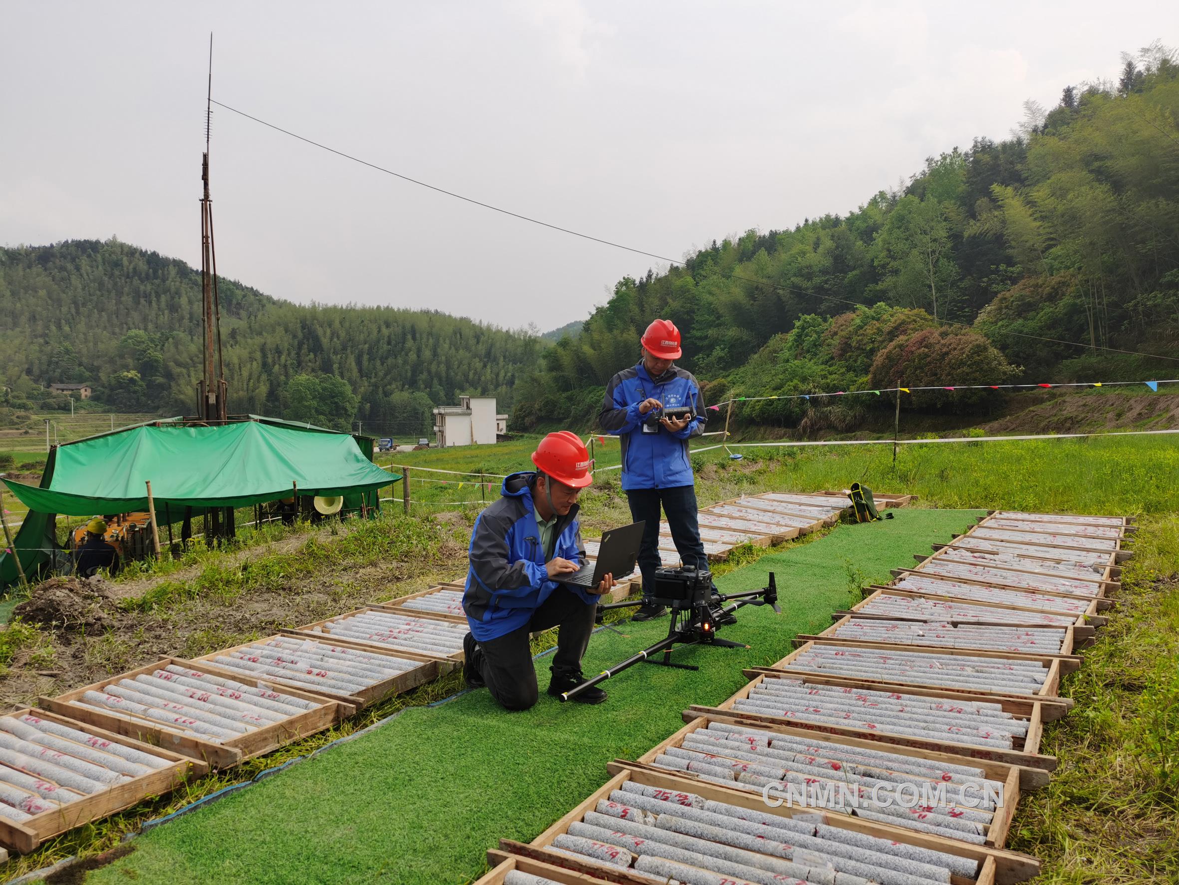 江西地質(zhì)-物化探大隊(duì)隊(duì)員正在開展低空無人機(jī)航磁作業(yè)。