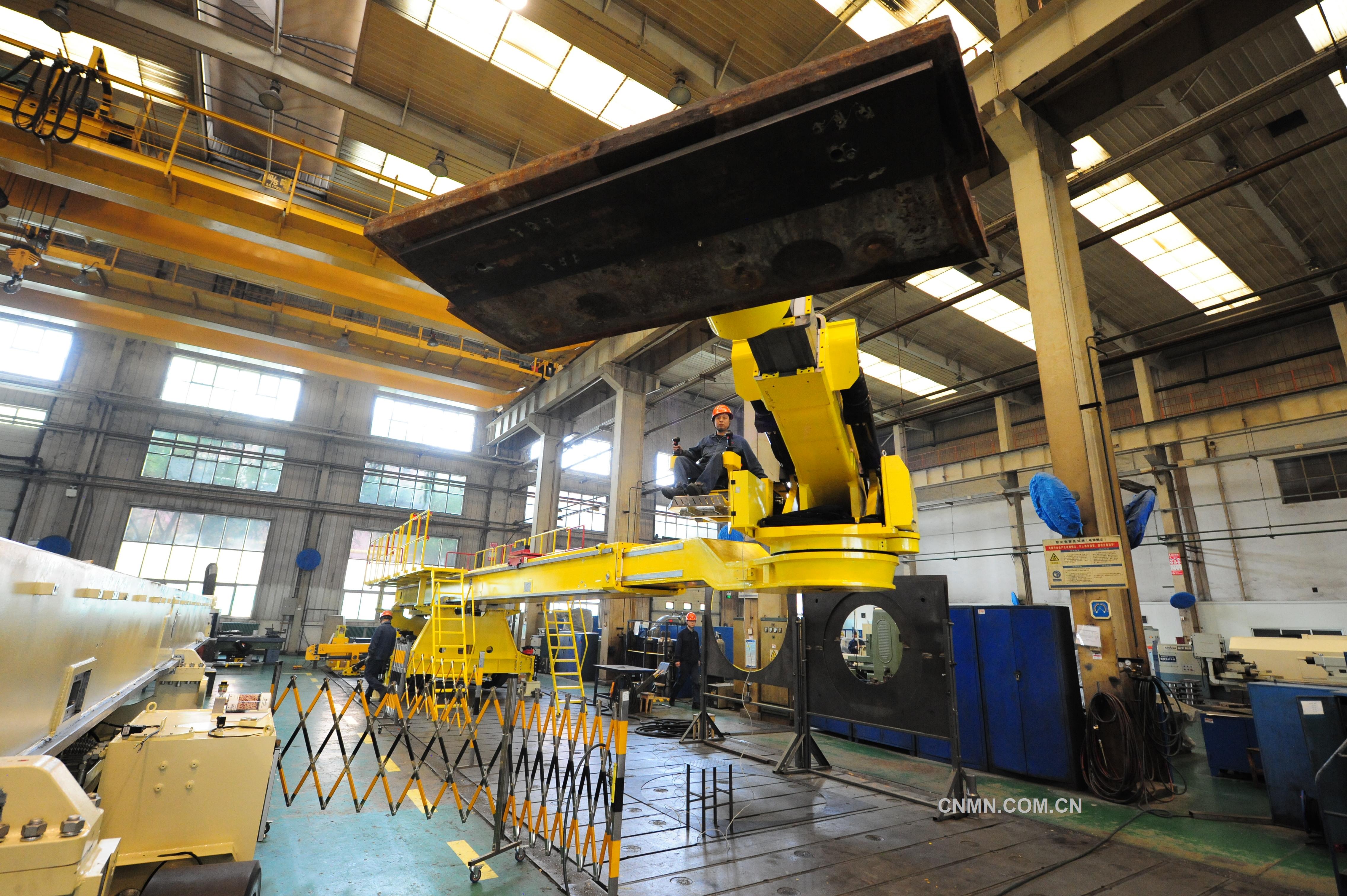中信重工LH2500-7超大型機(jī)械手試車成功