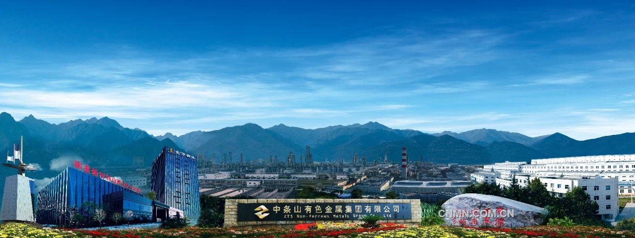 　　上半年，公司實(shí)現(xiàn)營(yíng)業(yè)收入（合并）預(yù)計(jì)完成計(jì)劃的100%；利潤(rùn)預(yù)計(jì)完成年度考核指標(biāo)的85%；處理礦量預(yù)計(jì)完成計(jì)劃的103%；精礦含銅完成計(jì)劃的103%；陰極銅預(yù)計(jì)完成計(jì)劃的100%，金錠預(yù)計(jì)完成計(jì)劃的146%，完成年計(jì)劃的54.2%，創(chuàng)歷史最高水平，銀錠預(yù)計(jì)完成計(jì)劃的125%，完成年計(jì)劃的53.2%；預(yù)計(jì)生產(chǎn)銅帶、銅箔分別為完成計(jì)劃的53.5%、51%。穩(wěn)步實(shí)現(xiàn)了“時(shí)間過(guò)半、任務(wù)過(guò)半”目標(biāo)，以卓越的經(jīng)營(yíng)成果交出高質(zhì)量答卷！