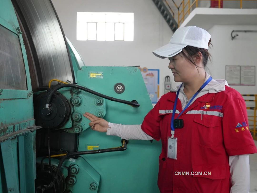 操作員在操作提升機前對液壓站溫度監(jiān)控進行檢查