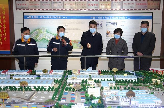 （左上）圖為河南省委常委、副省長費(fèi)東斌（中）在中部陸港沙盤聽取物流產(chǎn)業(yè)發(fā)展情況介紹