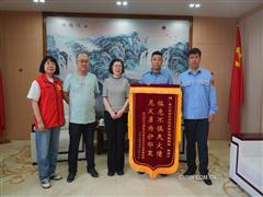 從開車路過到逆火而行這個(gè)揮著滅火器的東輕職工背影比錦旗更加耀眼